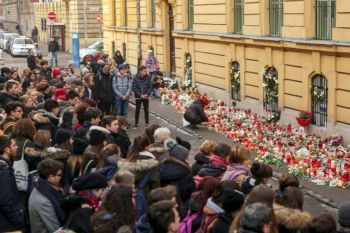 Országszerte zajlottak megemlékezések. Képünkön a Madách gimnázium tanulói a Szinyei épülete előtt • Fotó: Szabó Gábor, origo.hu
